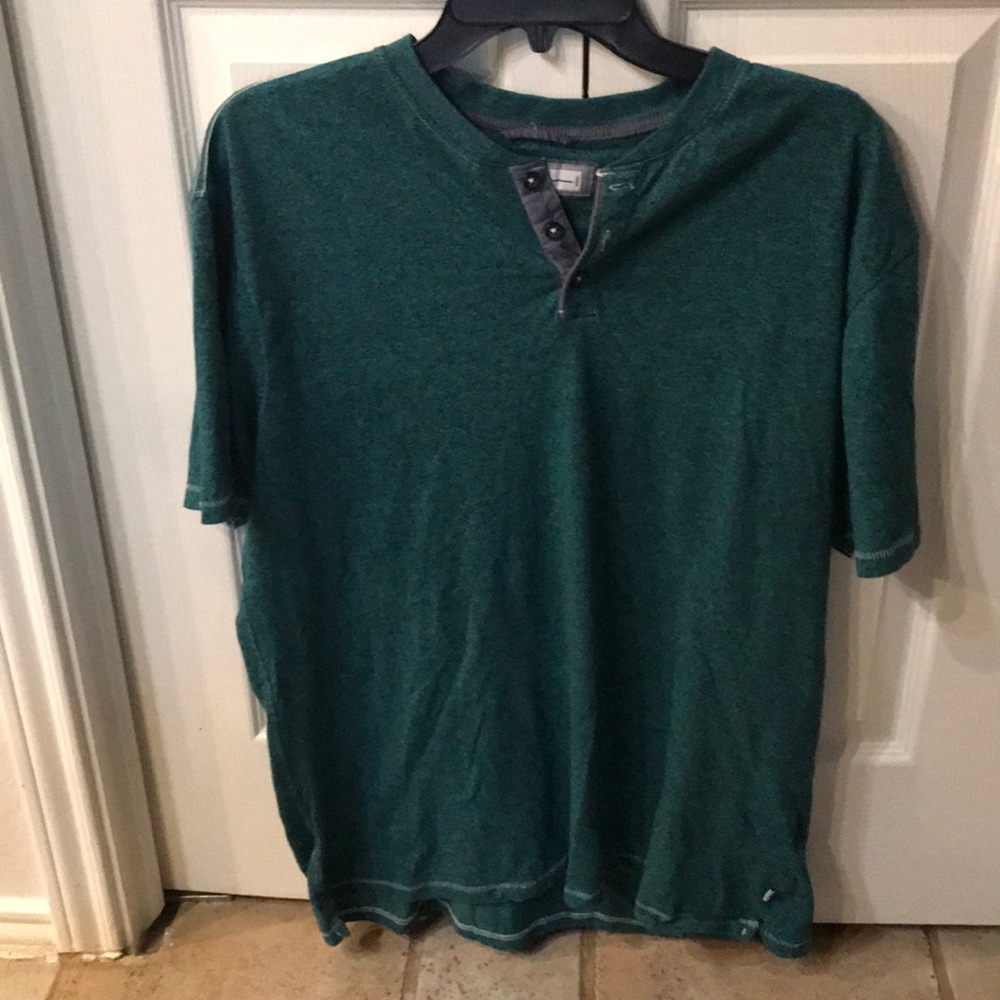 Men’s hunter green short sleeve shirt. Worn once